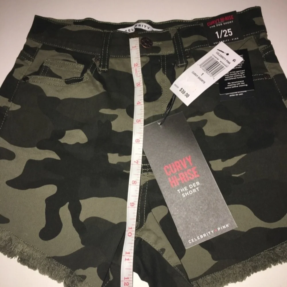 Celebrity pink curvy high-rise shorts, size 25 - Picture 4 of 8